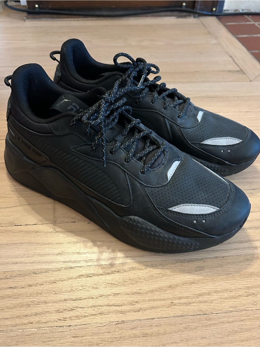 Puma Men’s Black Athletic Sneakers - Sleek Low-Top Design